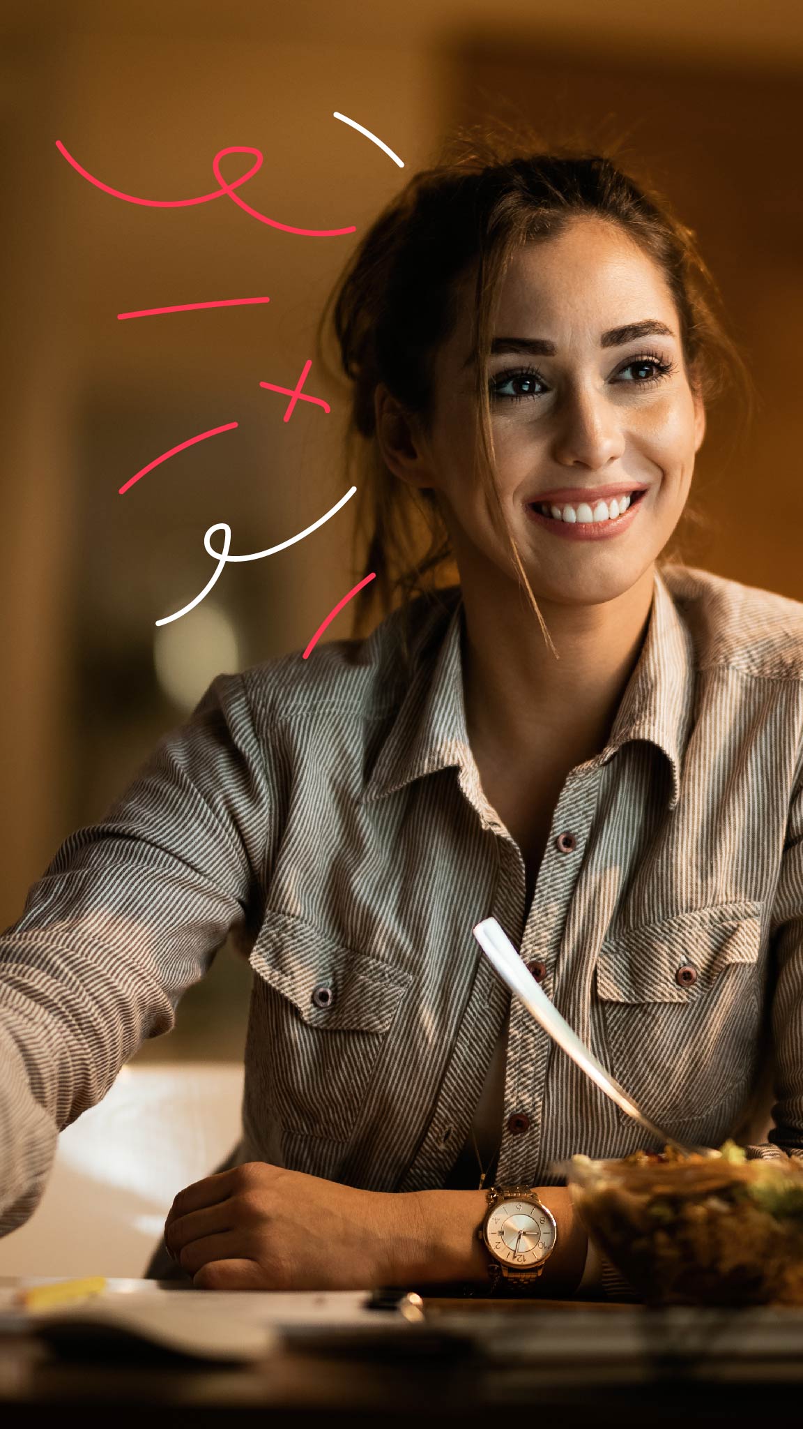 Dekle sedi in se smeji.