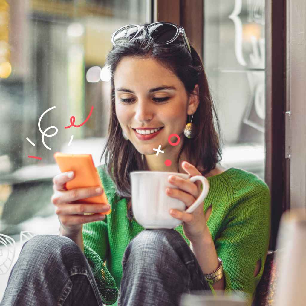 Dekle pije kavo in gleda Addiko e-bančništvo